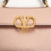 Mini sac à main Valentino Garavani Vsling en cuir de veau grainé laminé avec logo bijou Mini sac à main Valentino Garavani Vsling en cuir de veau grainé laminé avec logo bijou