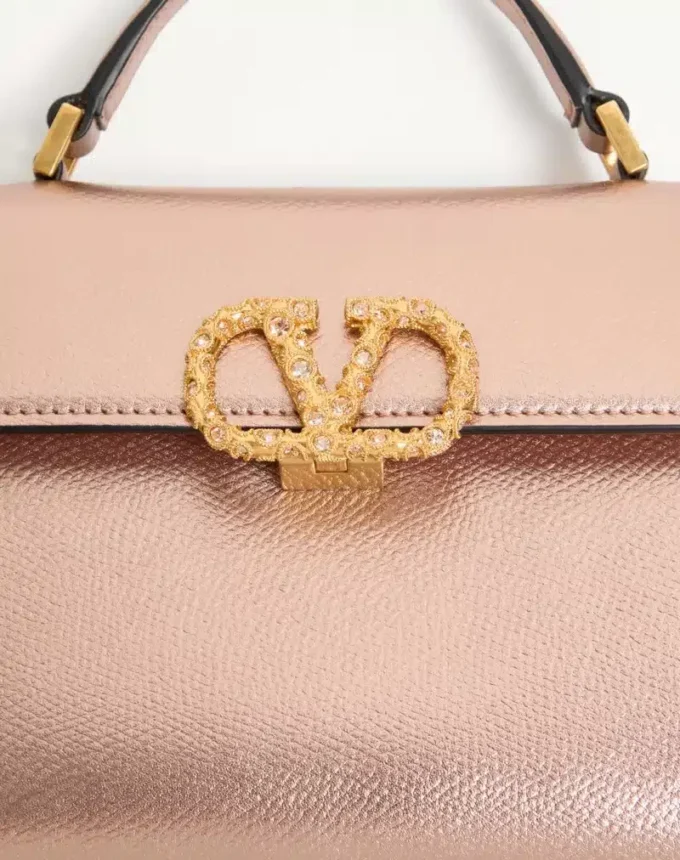 Mini sac à main Valentino Garavani Vsling en cuir de veau grainé laminé avec logo bijou Mini sac à main Valentino Garavani Vsling en cuir de veau grainé laminé avec logo bijou