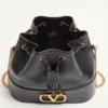 Mini sac seau en cuir nappa avec chaîne signature Vlogo Mini sac seau en cuir nappa avec chaîne signature Vlogo