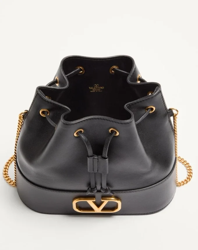 Mini sac seau en cuir nappa avec chaîne signature Vlogo Mini sac seau en cuir nappa avec chaîne signature Vlogo