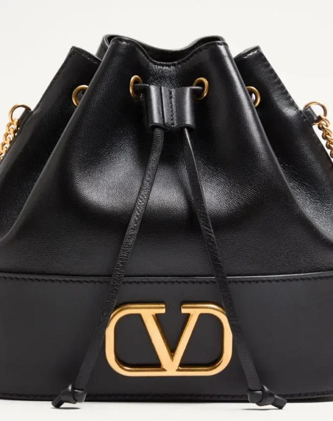 Mini sac seau en cuir nappa avec chaîne signature Vlogo Mini sac seau en cuir nappa avec chaîne signature Vlogo