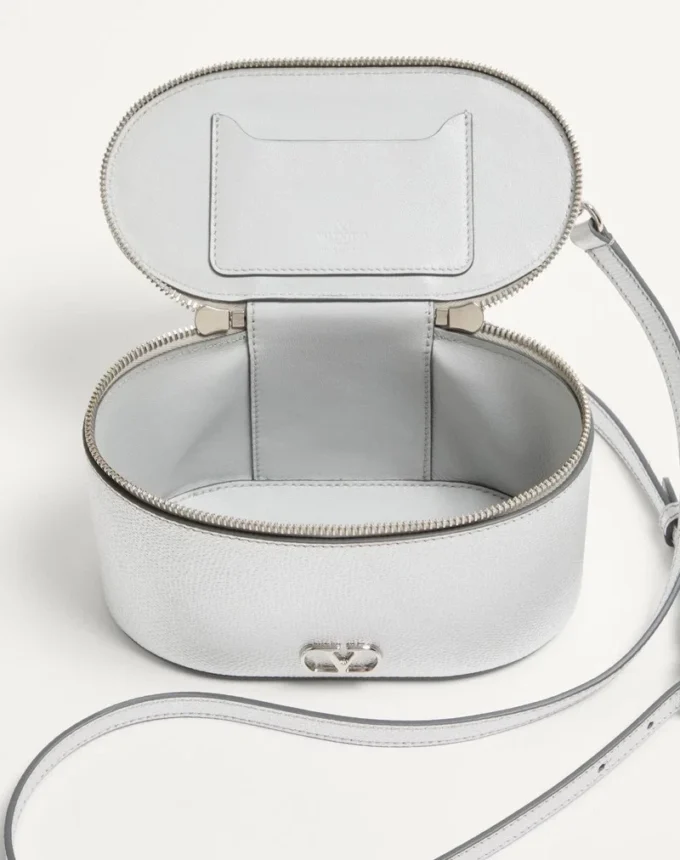 Mini trousse de toilette VLogo Signature en cuir de veau grainé laminé Mini trousse de toilette VLogo Signature en cuir de veau grainé laminé