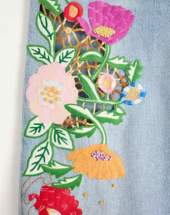 Pantalon en denim brodé Pantalon en denim brodé