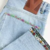 Pantalon en denim brodé Pantalon en denim brodé
