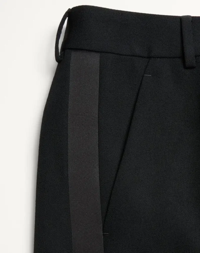 Pantalon en laine à revers avec bandes latérales en satin Pantalon en laine à revers avec bandes latérales en satin
