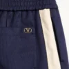 Pantalon Valentino en acétate avec patch VLogo Pantalon Valentino en acétate avec patch VLogo