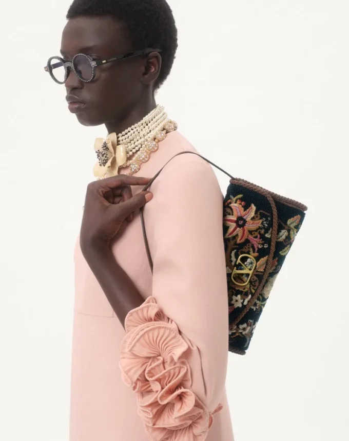 Petit sac à bandoulière brodé Valentino Garavani DeVain Petit sac à bandoulière brodé Valentino Garavani DeVain