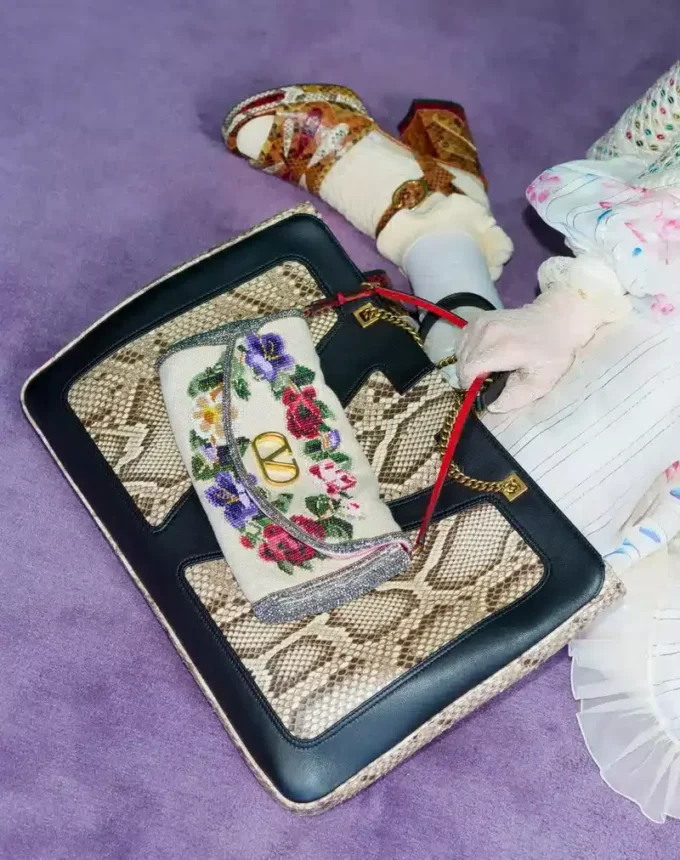 Petit sac à bandoulière brodé Valentino Garavani DeVain Petit sac à bandoulière brodé Valentino Garavani DeVain