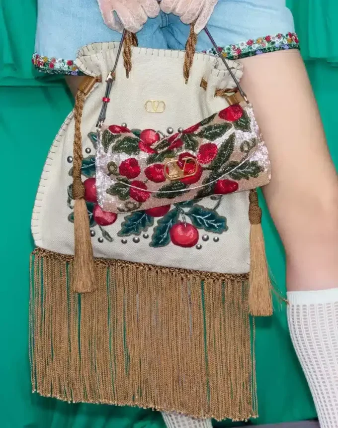 Petit sac à bandoulière brodé Valentino Garavani DeVain Petit sac à bandoulière brodé Valentino Garavani DeVain
