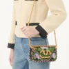 Petit sac à bandoulière brodé Valentino Garavani Locò avec logo bijou Petit sac à bandoulière brodé Valentino Garavani Locò avec logo bijou