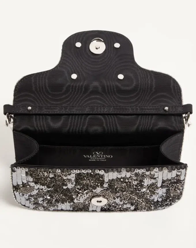 Petit sac à bandoulière brodé Valentino Garavani Locò avec logo bijou Petit sac à bandoulière brodé Valentino Garavani Locò avec logo bijou