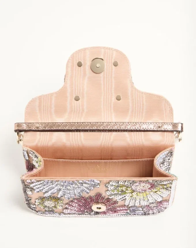 Petit sac à bandoulière brodé Valentino Garavani Locò avec logo bijou Petit sac à bandoulière brodé Valentino Garavani Locò avec logo bijou