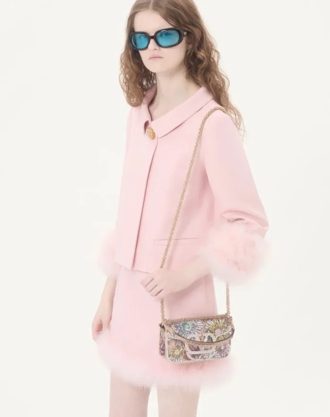 Petit sac à bandoulière brodé Valentino Garavani Locò avec logo bijou Petit sac à bandoulière brodé Valentino Garavani Locò avec logo bijou
