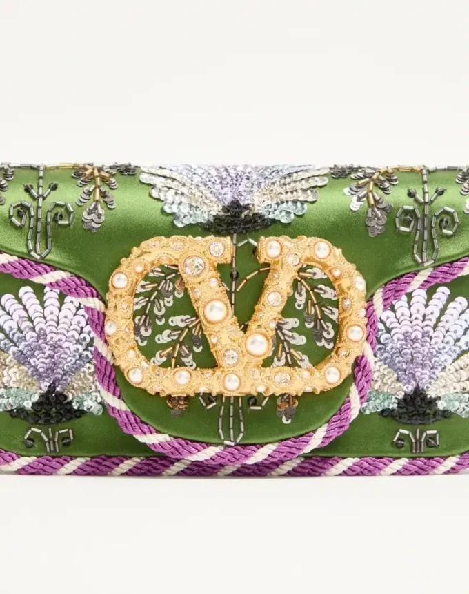 Petit sac à bandoulière brodé Valentino Garavani Locò avec logo bijou Petit sac à bandoulière brodé Valentino Garavani Locò avec logo bijou
