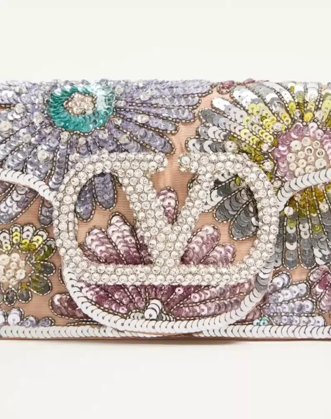 Petit sac à bandoulière brodé Valentino Garavani Locò avec logo bijou Petit sac à bandoulière brodé Valentino Garavani Locò avec logo bijou