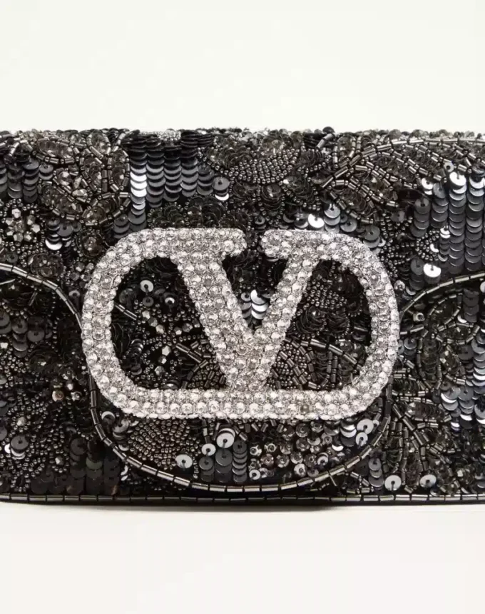 Petit sac à bandoulière brodé Valentino Garavani Locò avec logo bijou Petit sac à bandoulière brodé Valentino Garavani Locò avec logo bijou