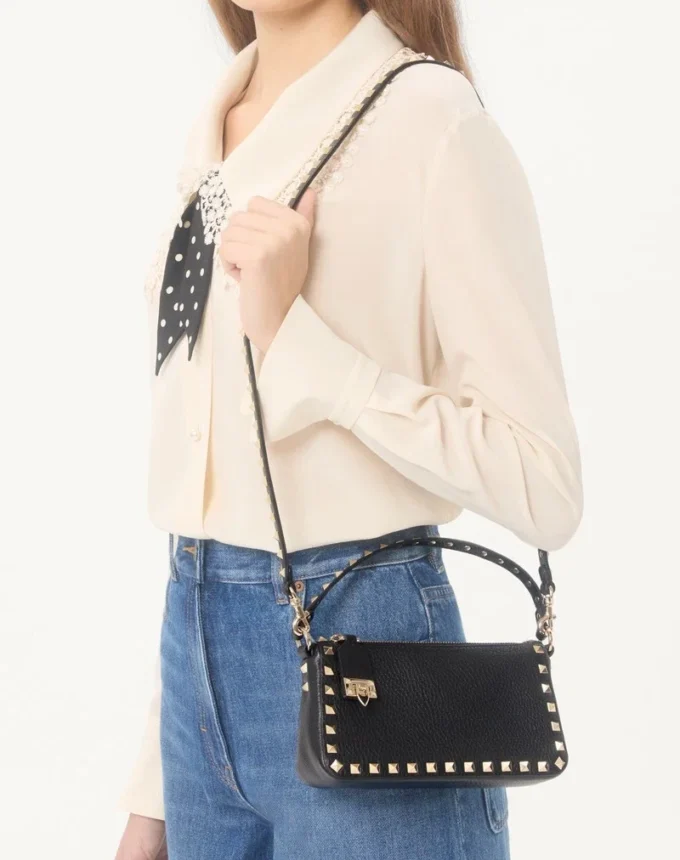 Petit sac à bandoulière Rockstud en cuir de veau grainé Petit sac à bandoulière Rockstud en cuir de veau grainé