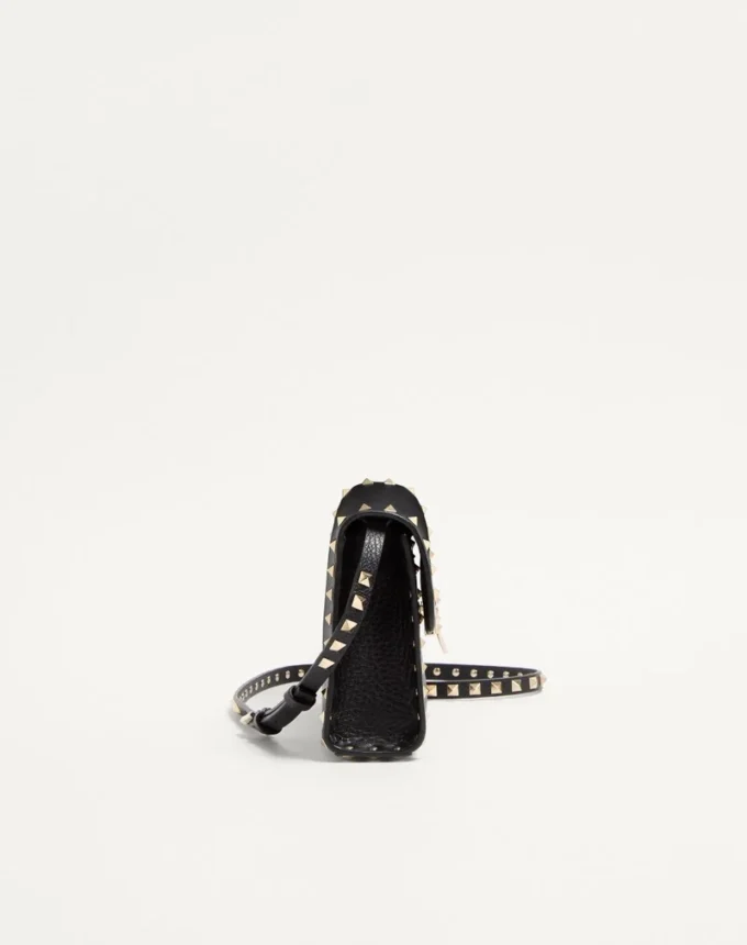 Petit sac à bandoulière Rockstud en cuir de veau grainé Petit sac à bandoulière Rockstud en cuir de veau grainé