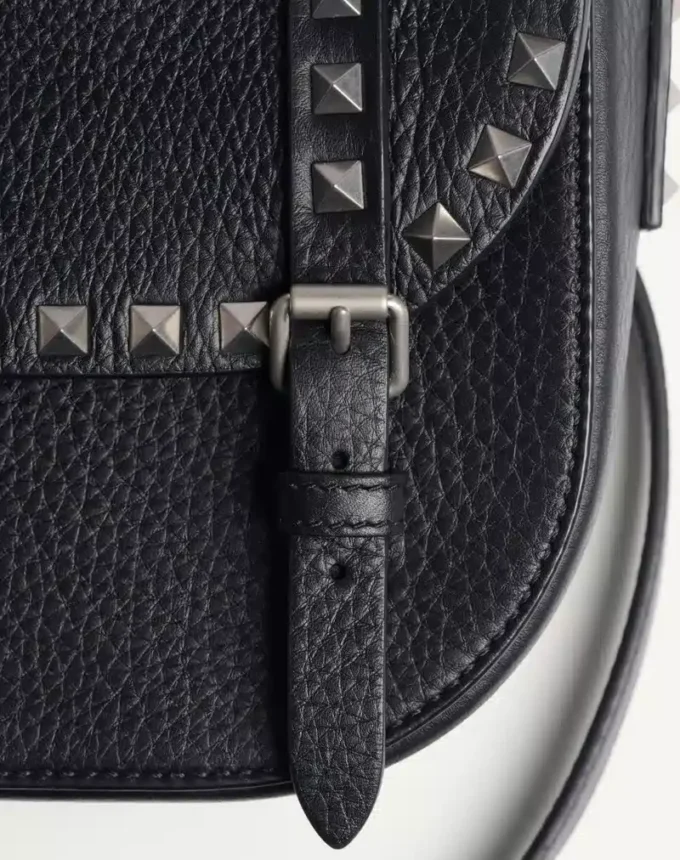 Petit sac à bandoulière Rockstud en cuir de veau grainé Petit sac à bandoulière Rockstud en cuir de veau grainé
