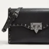 Petit sac à bandoulière Rockstud en cuir de veau grainé Petit sac à bandoulière Rockstud en cuir de veau grainé