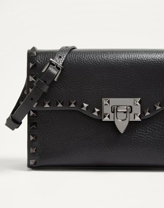 Petit sac à bandoulière Rockstud en cuir de veau grainé Petit sac à bandoulière Rockstud en cuir de veau grainé