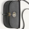 Petit sac à bandoulière Valentino Garavani Antibes en cuir de veau Petit sac à bandoulière Valentino Garavani Antibes en cuir de veau