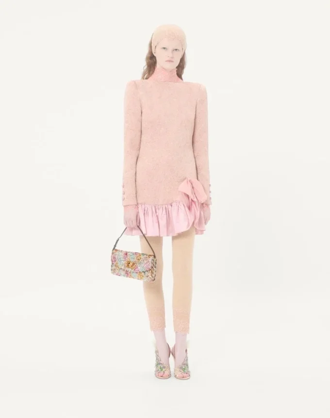 Petit sac à bandoulière Valentino Garavani DeVain avec broderie Rhombelle. Petit sac à bandoulière Valentino Garavani DeVain avec broderie Rhombelle.