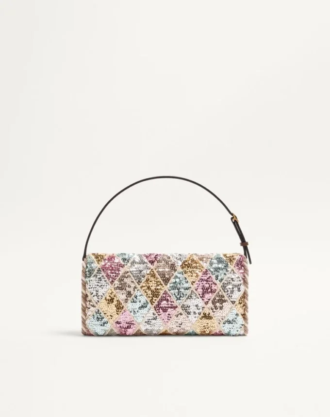 Petit sac à bandoulière Valentino Garavani DeVain avec broderie Rhombelle. Petit sac à bandoulière Valentino Garavani DeVain avec broderie Rhombelle.