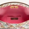 Petit sac à bandoulière Valentino Garavani DeVain avec broderie Rhombelle. Petit sac à bandoulière Valentino Garavani DeVain avec broderie Rhombelle.