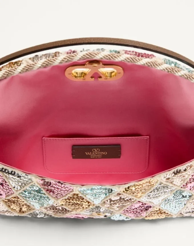 Petit sac à bandoulière Valentino Garavani DeVain avec broderie Rhombelle. Petit sac à bandoulière Valentino Garavani DeVain avec broderie Rhombelle.