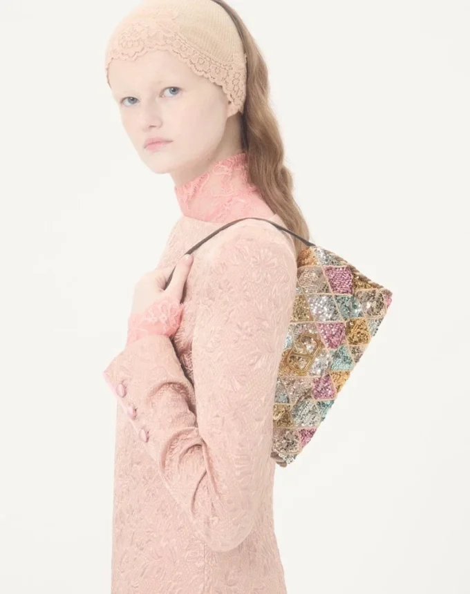 Petit sac à bandoulière Valentino Garavani DeVain avec broderie Rhombelle. Petit sac à bandoulière Valentino Garavani DeVain avec broderie Rhombelle.