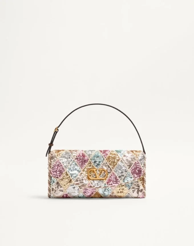 Petit sac à bandoulière Valentino Garavani DeVain avec broderie Rhombelle. Petit sac à bandoulière Valentino Garavani DeVain avec broderie Rhombelle.