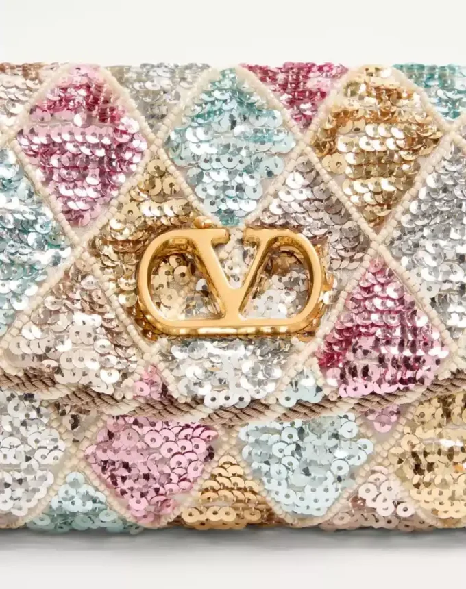 Petit sac à bandoulière Valentino Garavani DeVain avec broderie Rhombelle. Petit sac à bandoulière Valentino Garavani DeVain avec broderie Rhombelle.