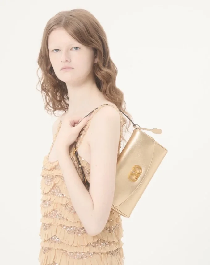 Petit sac à bandoulière Valentino Garavani DeVain en cuir nappa laminé Petit sac à bandoulière Valentino Garavani DeVain en cuir nappa laminé