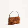 Petit sac à bandoulière Valentino Garavani DeVain en fourrure d’agneau avec strass. Petit sac à bandoulière Valentino Garavani DeVain en fourrure d’agneau avec strass.