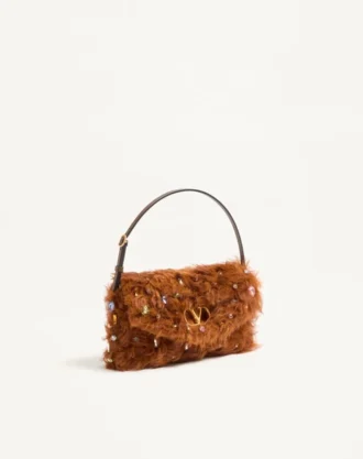 Petit sac à bandoulière Valentino Garavani DeVain en fourrure d&rsquo;agneau avec strass.