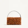 Petit sac à bandoulière Valentino Garavani DeVain en fourrure d’agneau avec strass. Petit sac à bandoulière Valentino Garavani DeVain en fourrure d’agneau avec strass.