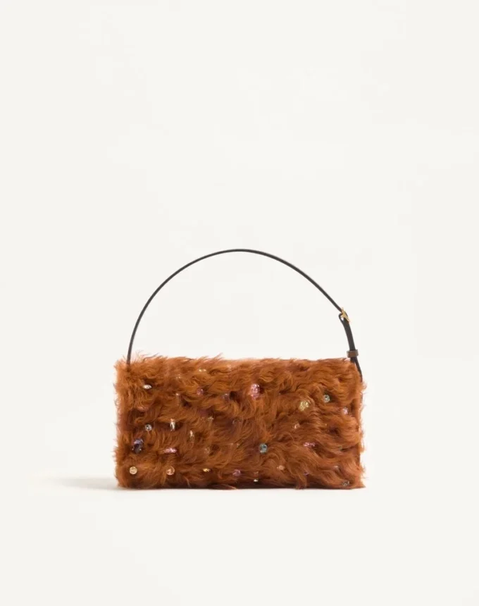 Petit sac à bandoulière Valentino Garavani DeVain en fourrure d’agneau avec strass. Petit sac à bandoulière Valentino Garavani DeVain en fourrure d’agneau avec strass.