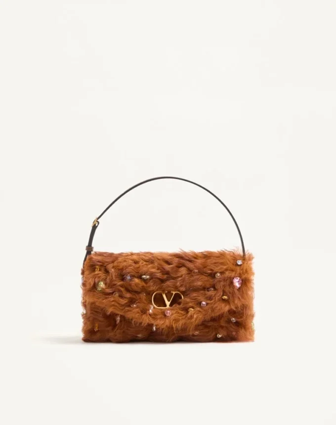 Petit sac à bandoulière Valentino Garavani DeVain en fourrure d’agneau avec strass. Petit sac à bandoulière Valentino Garavani DeVain en fourrure d’agneau avec strass.