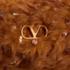 Petit sac à bandoulière Valentino Garavani DeVain en fourrure d’agneau avec strass. Petit sac à bandoulière Valentino Garavani DeVain en fourrure d’agneau avec strass.