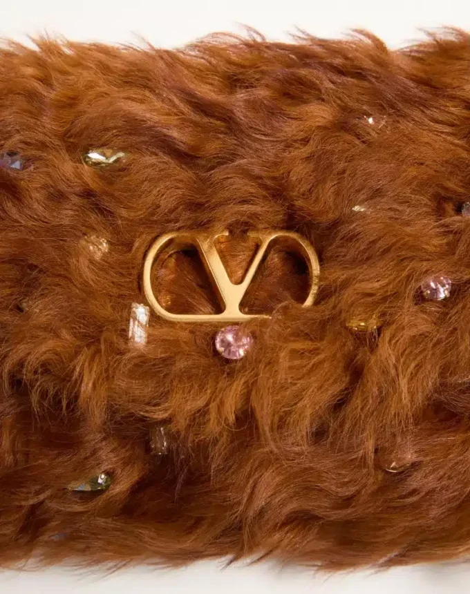 Petit sac à bandoulière Valentino Garavani DeVain en fourrure d’agneau avec strass. Petit sac à bandoulière Valentino Garavani DeVain en fourrure d’agneau avec strass.