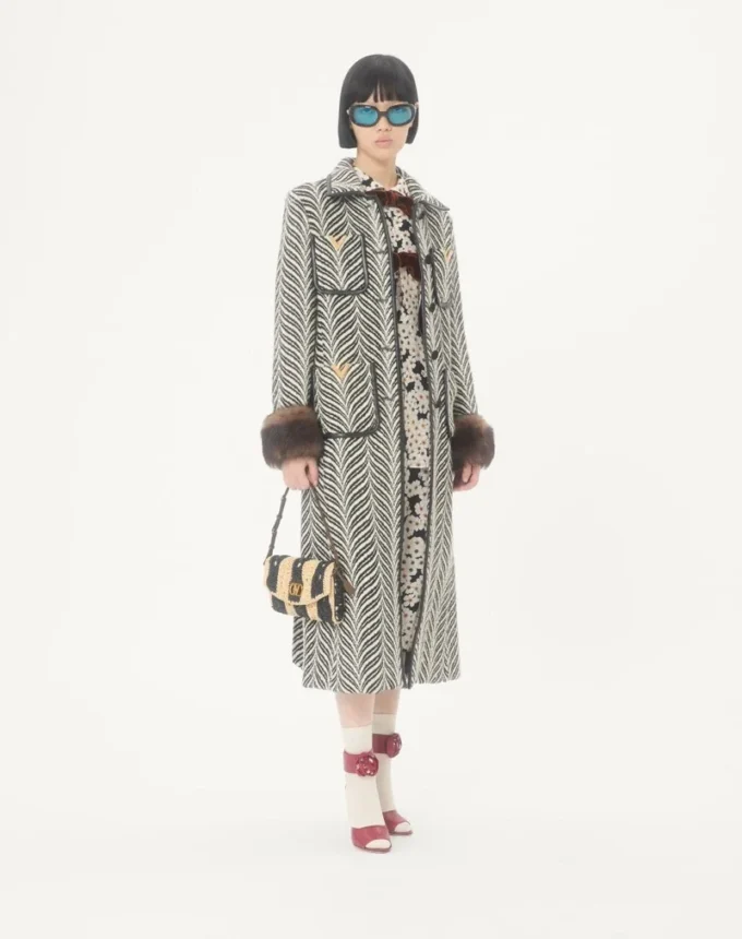 Petit sac à bandoulière Valentino Garavani DeVain en raphia avec motif ondulé Petit sac à bandoulière Valentino Garavani DeVain en raphia avec motif ondulé