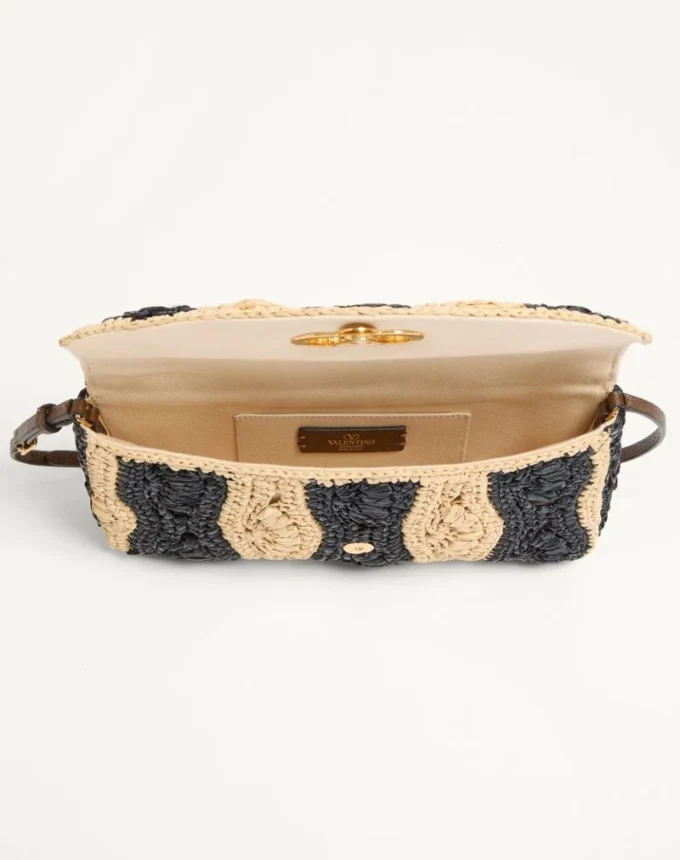 Petit sac à bandoulière Valentino Garavani DeVain en raphia avec motif ondulé Petit sac à bandoulière Valentino Garavani DeVain en raphia avec motif ondulé