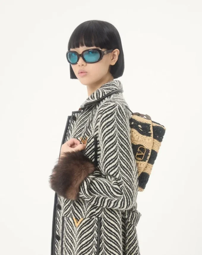 Petit sac à bandoulière Valentino Garavani DeVain en raphia avec motif ondulé Petit sac à bandoulière Valentino Garavani DeVain en raphia avec motif ondulé