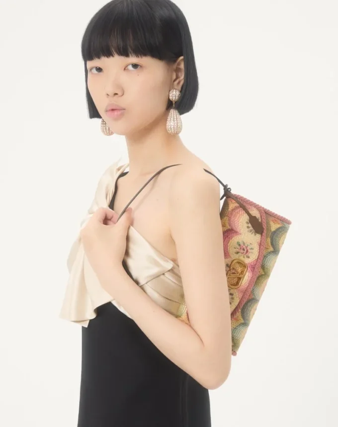 Petit sac à bandoulière Valentino Garavani DeVain en tissu jacquard Apres L’Hiver Petit sac à bandoulière Valentino Garavani DeVain en tissu jacquard Apres L’Hiver