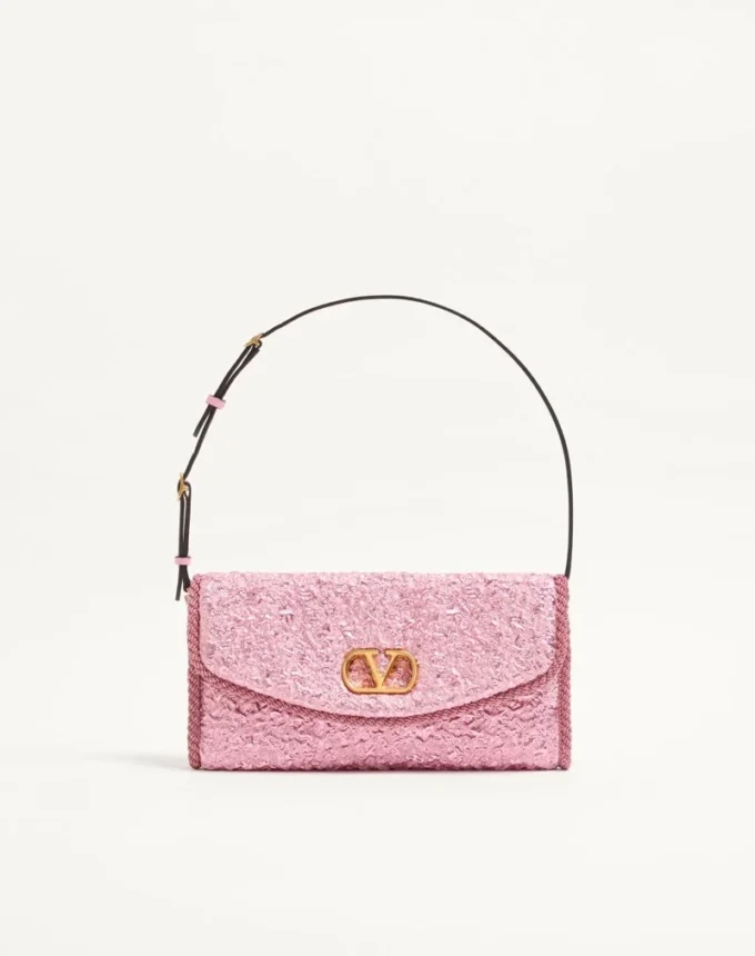Petit sac à bandoulière Valentino Garavani DeVain en tissu jacquard cloqué. Petit sac à bandoulière Valentino Garavani DeVain en tissu jacquard cloqué.