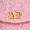 Petit sac à bandoulière Valentino Garavani DeVain en tissu jacquard cloqué. Petit sac à bandoulière Valentino Garavani DeVain en tissu jacquard cloqué.