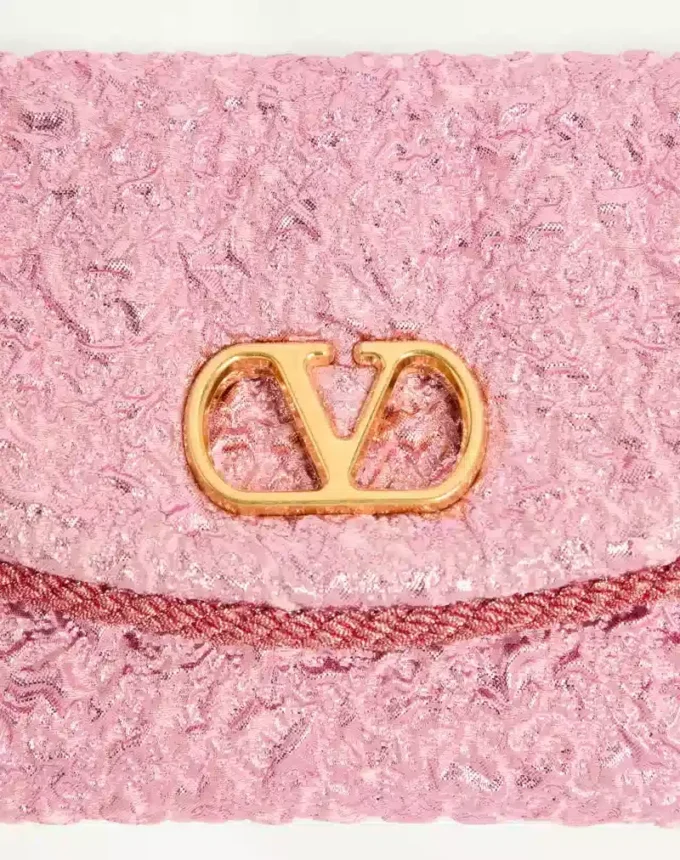 Petit sac à bandoulière Valentino Garavani DeVain en tissu jacquard cloqué. Petit sac à bandoulière Valentino Garavani DeVain en tissu jacquard cloqué.