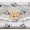 Petit sac à bandoulière Valentino Garavani DeVain en tissu jacquard lurex à motif floral Petit sac à bandoulière Valentino Garavani DeVain en tissu jacquard lurex à motif floral