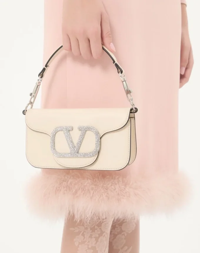 Petit sac à bandoulière Valentino Garavani Locò avec logo bijou Petit sac à bandoulière Valentino Garavani Locò avec logo bijou